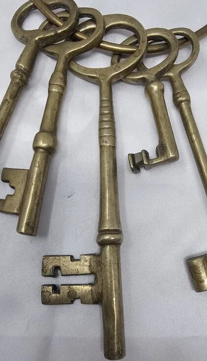 Vtg 5 Large Brass Skeleton Keys Ring Prop Jail Prison Gate Decorative Victorian - Picture 3 of 11